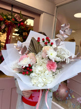 Load image into Gallery viewer, TINSELTOWN | Festive Fresh Flower Bouquet 2025