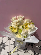 Load image into Gallery viewer, Luxury Custom Bouquet| Fresh Flower Bouquet
