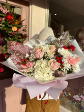 Load image into Gallery viewer, TINSELTOWN | Festive Fresh Flower Bouquet 2025
