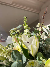 Load image into Gallery viewer, Lily Love| Fresh Flower Bouquet
